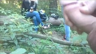 Мужик в лесу дрочит на парочку незнакомых тёлок и мило с ними общается
